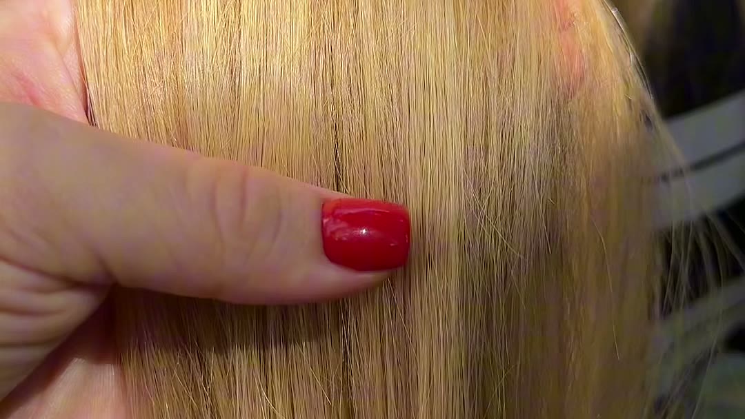 Checking the quality of bleached raw Slavic hair extensions by hand