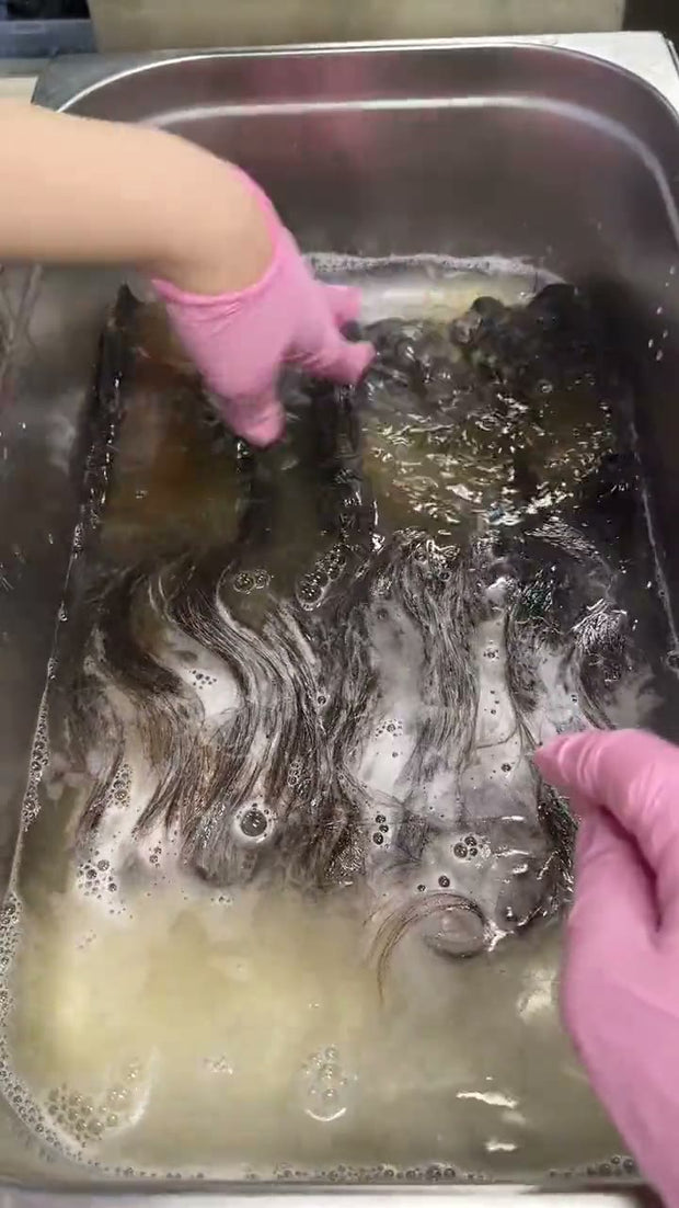 Industrial hair bleaching: weighing the powder, applying it to raw hair in a stainless tray and lifting it to a light base.