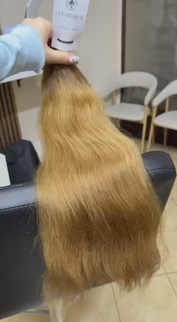 Video showing the flexibility and shine of a 50 cm (20 inch) premium raw Slavic wavy hair extension in cold-bleached Honey Blonde color