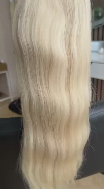 Video showing the flexibility and shine of a 50 cm (20 inch) premium raw Slavic wavy hair extension in cold-bleached blonde color