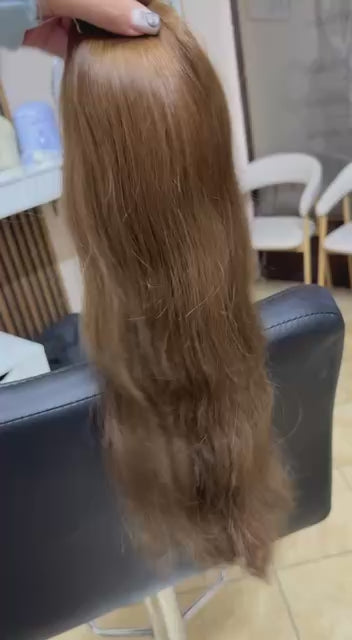 Video showing the flexibility and shine of a 50 cm (20 inch) premium raw Slavic wavy hair extension in Brown color