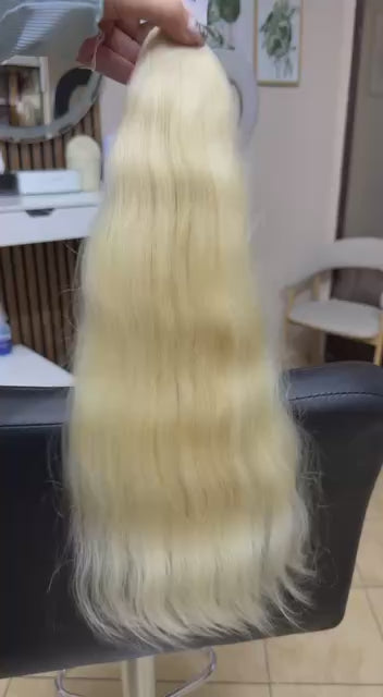 Video showing the flexibility and shine of a 50 cm (20 inch) premium raw Slavic wavy hair extension in cold-bleached blonde color