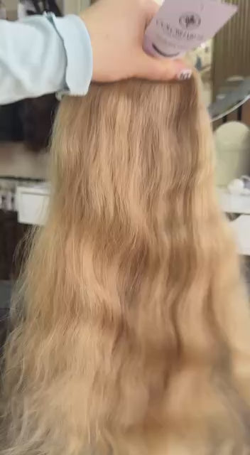 Video showing the flexibility and shine of a 50 cm (20 inch) premium raw Slavic wavy hair extension in Brown color