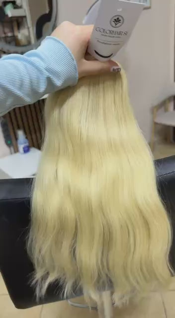Video showing the flexibility and shine of a 45 cm (18 inch) premium raw Slavic wavy hair extension in cold-bleached Honey Blonde color