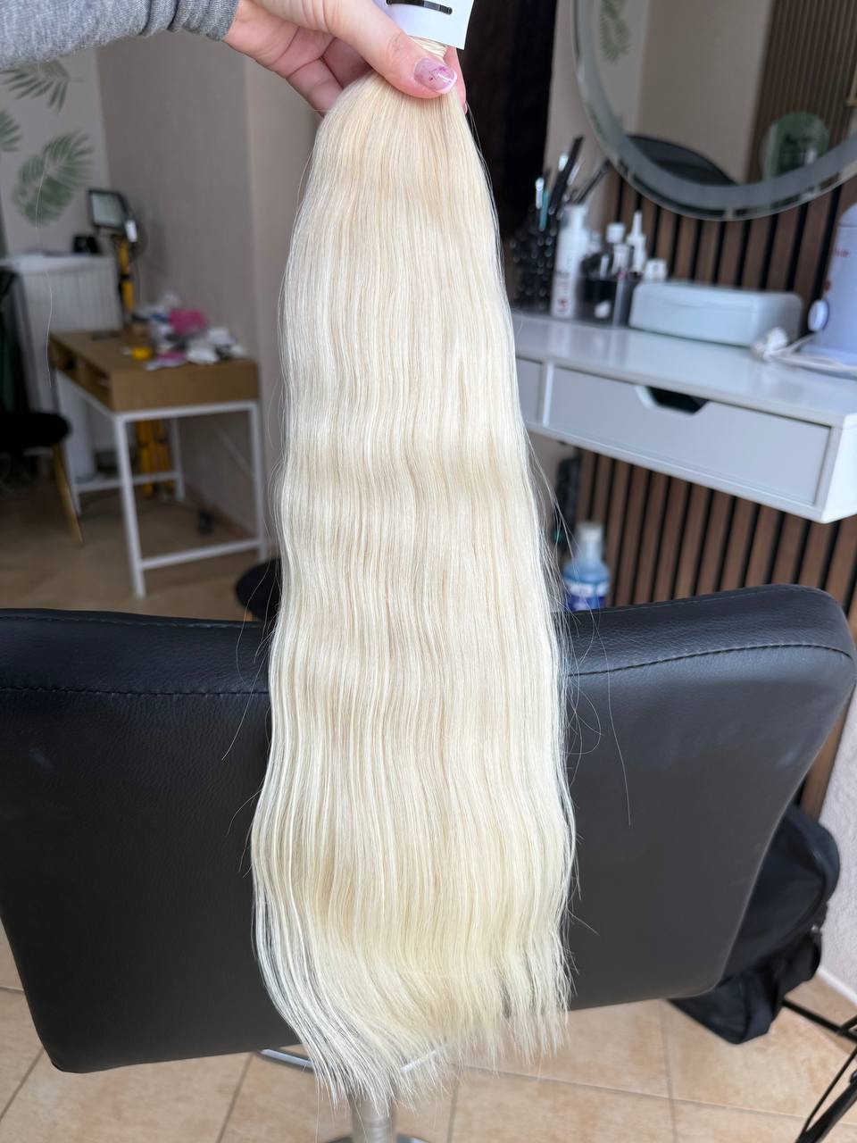 50 cm (20 inch) premium raw Slavic wavy hair extension, cold-bleached blonde color, single donor