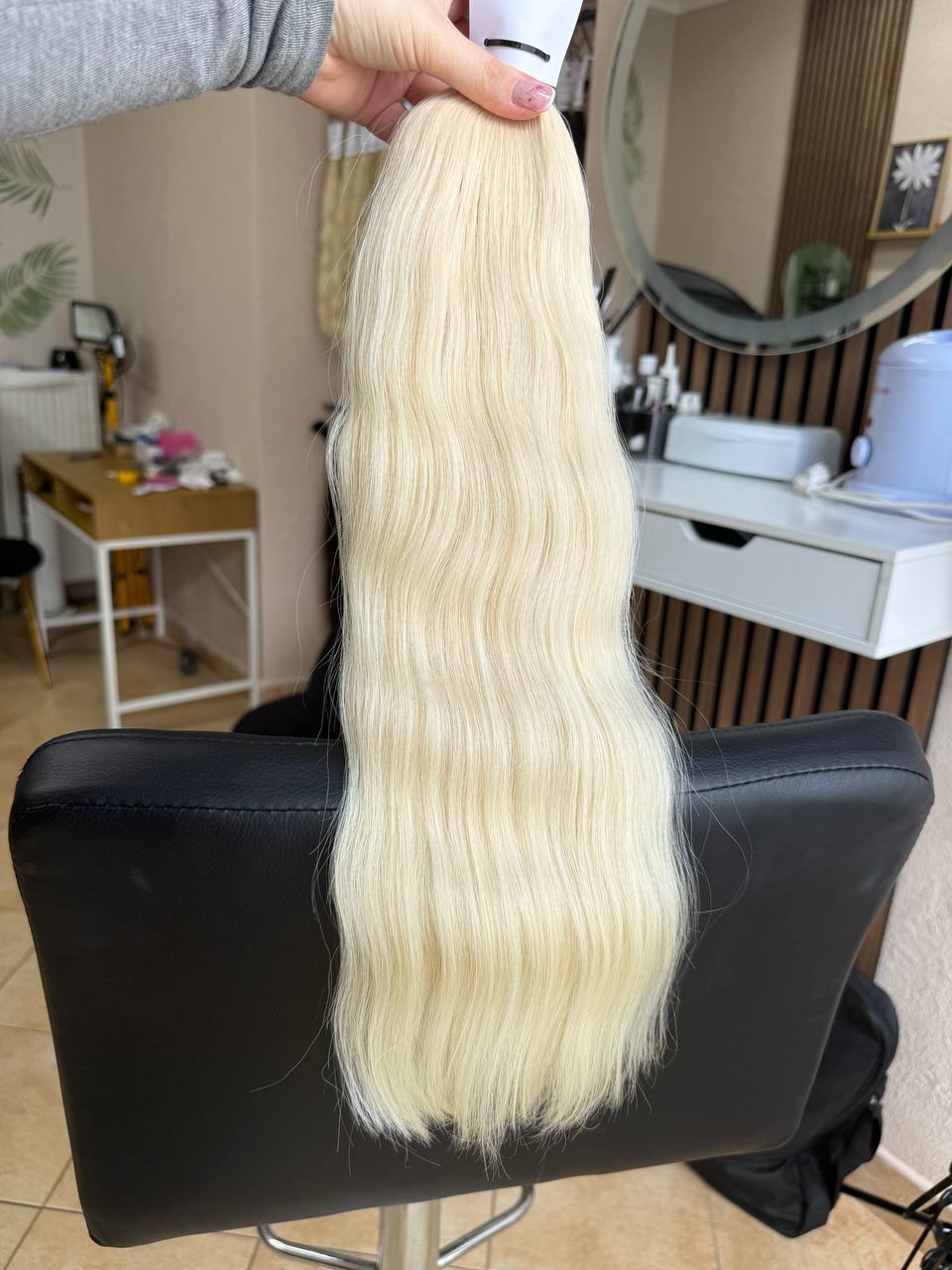 50 cm (20 inch) premium raw Slavic wavy hair extension, cold-bleached blonde color, single donor