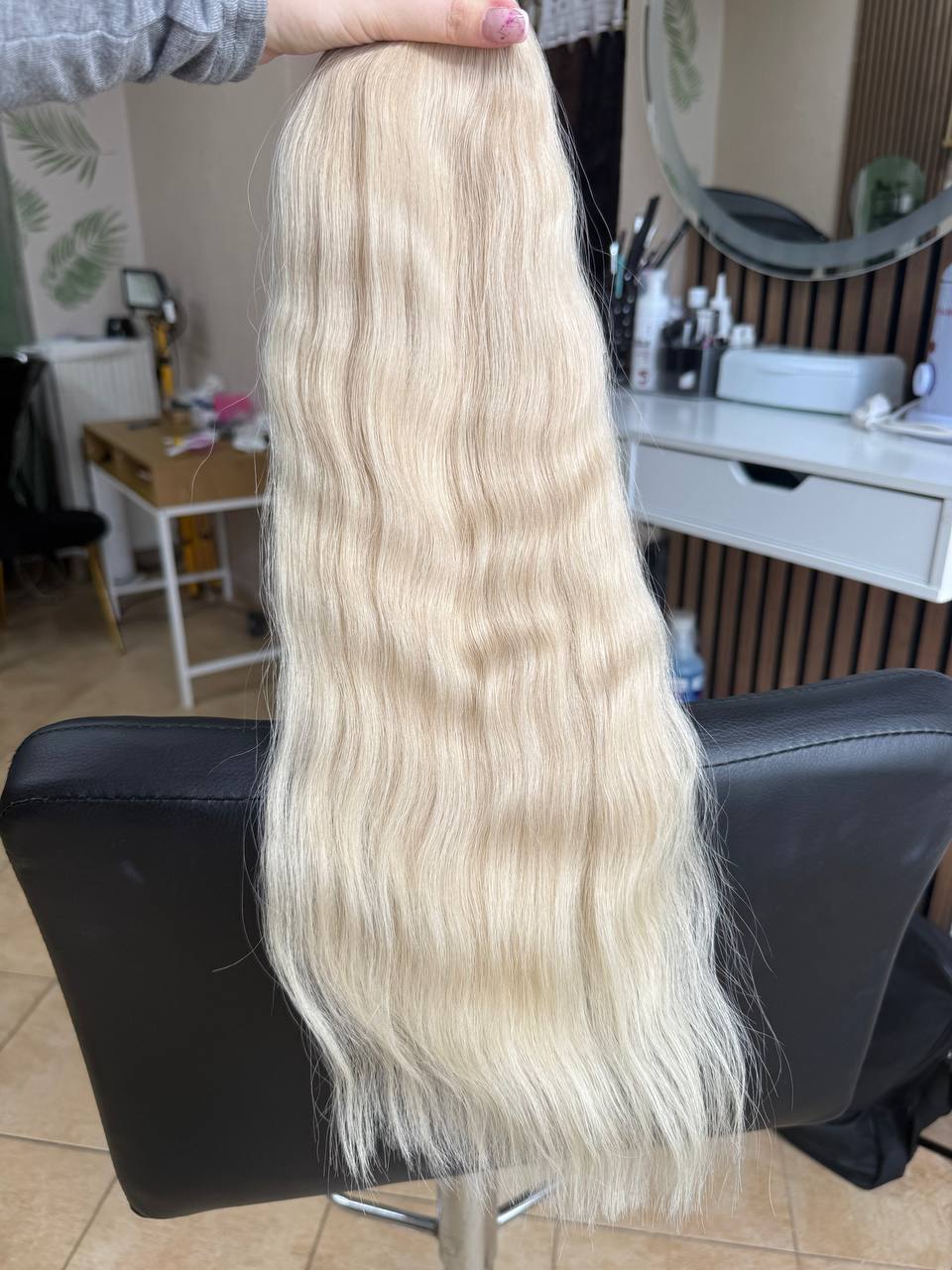 55 cm (22 inch) premium raw Slavic wavy hair extension, cold-bleached blonde color, single donor