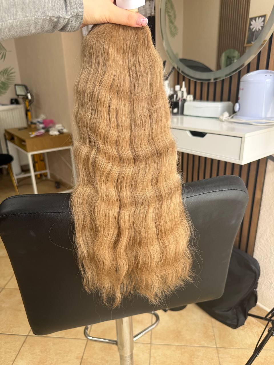 50 cm (20 inch) premium raw Slavic wavy hair extension, cold-bleached Honey Blonde color, single donor