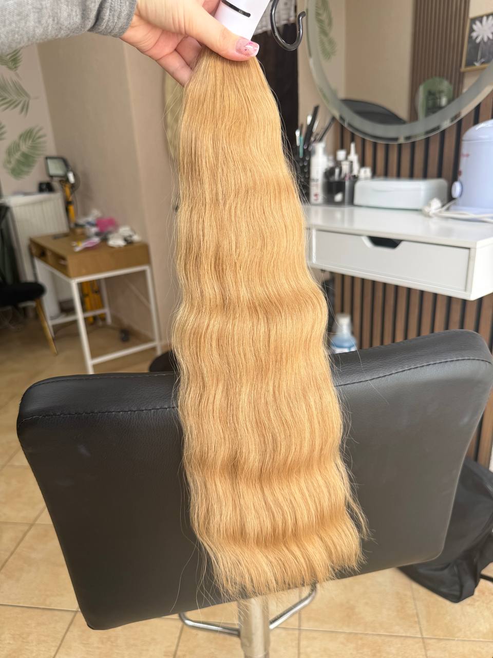 50 cm (20 inch) premium raw Slavic wavy hair extension, cold-bleached Honey Blonde color, single donor