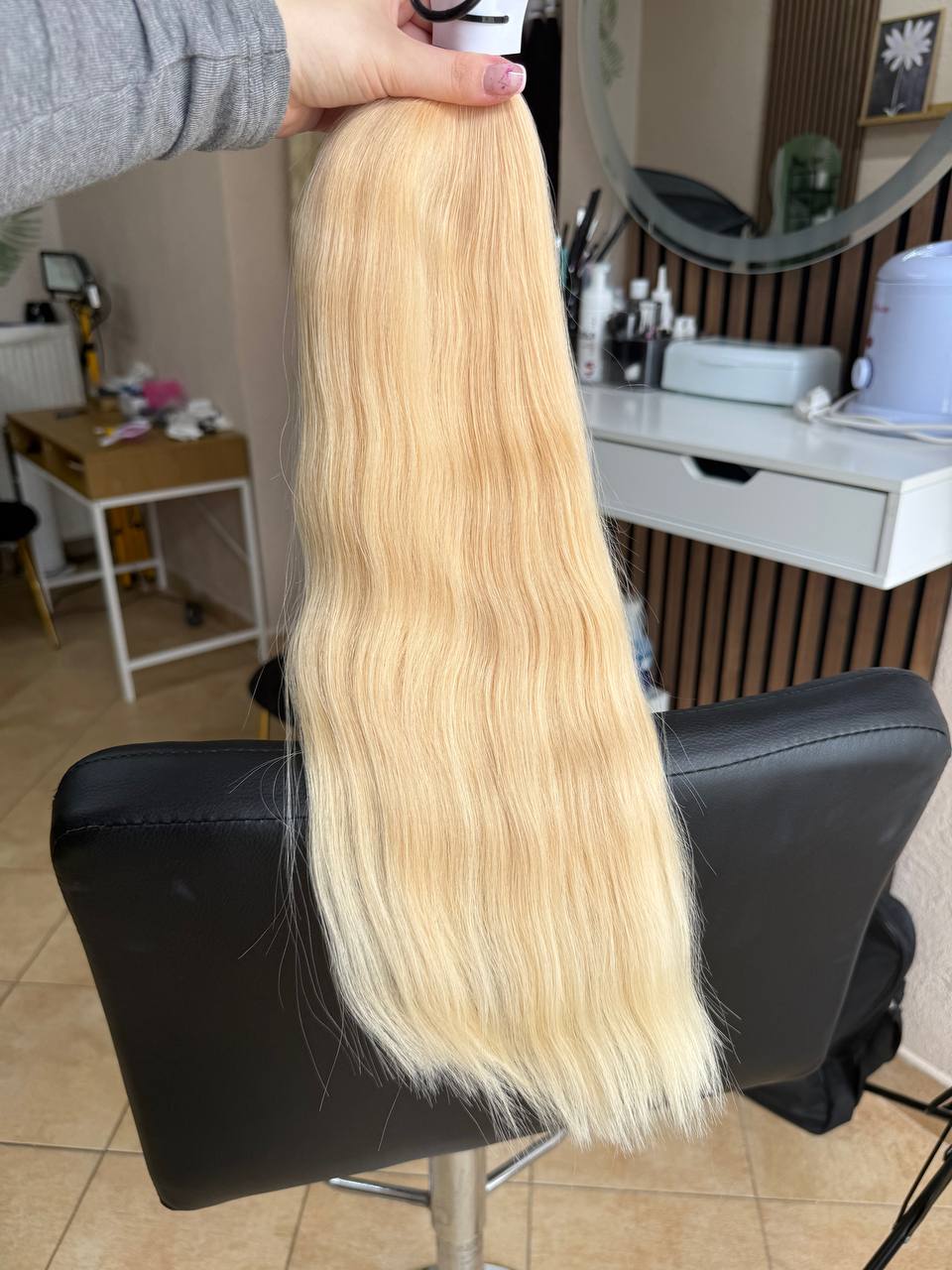 50 cm (20 inch) premium raw Slavic wavy hair extension, cold-bleached Honey Blonde color, single donor