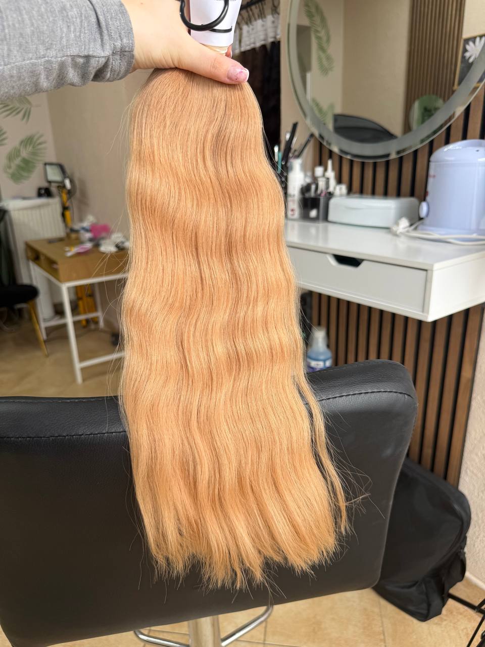 50 cm (20 inch) premium raw Slavic wavy hair extension, cold-bleached Honey Blonde color, single donor