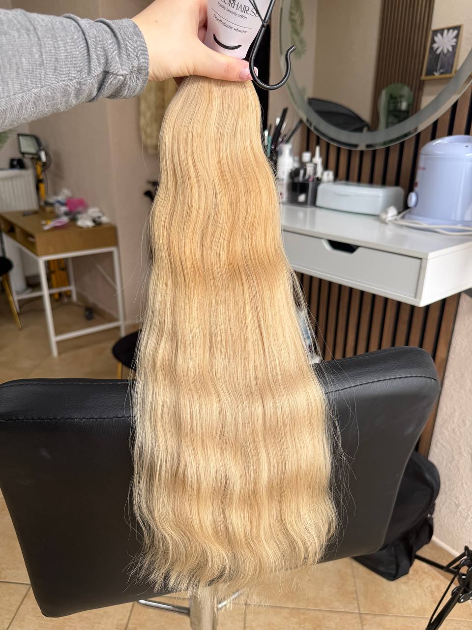 55 cm (22 inch) premium raw Slavic wavy hair extension, cold-bleached Honey Blonde color, single donor