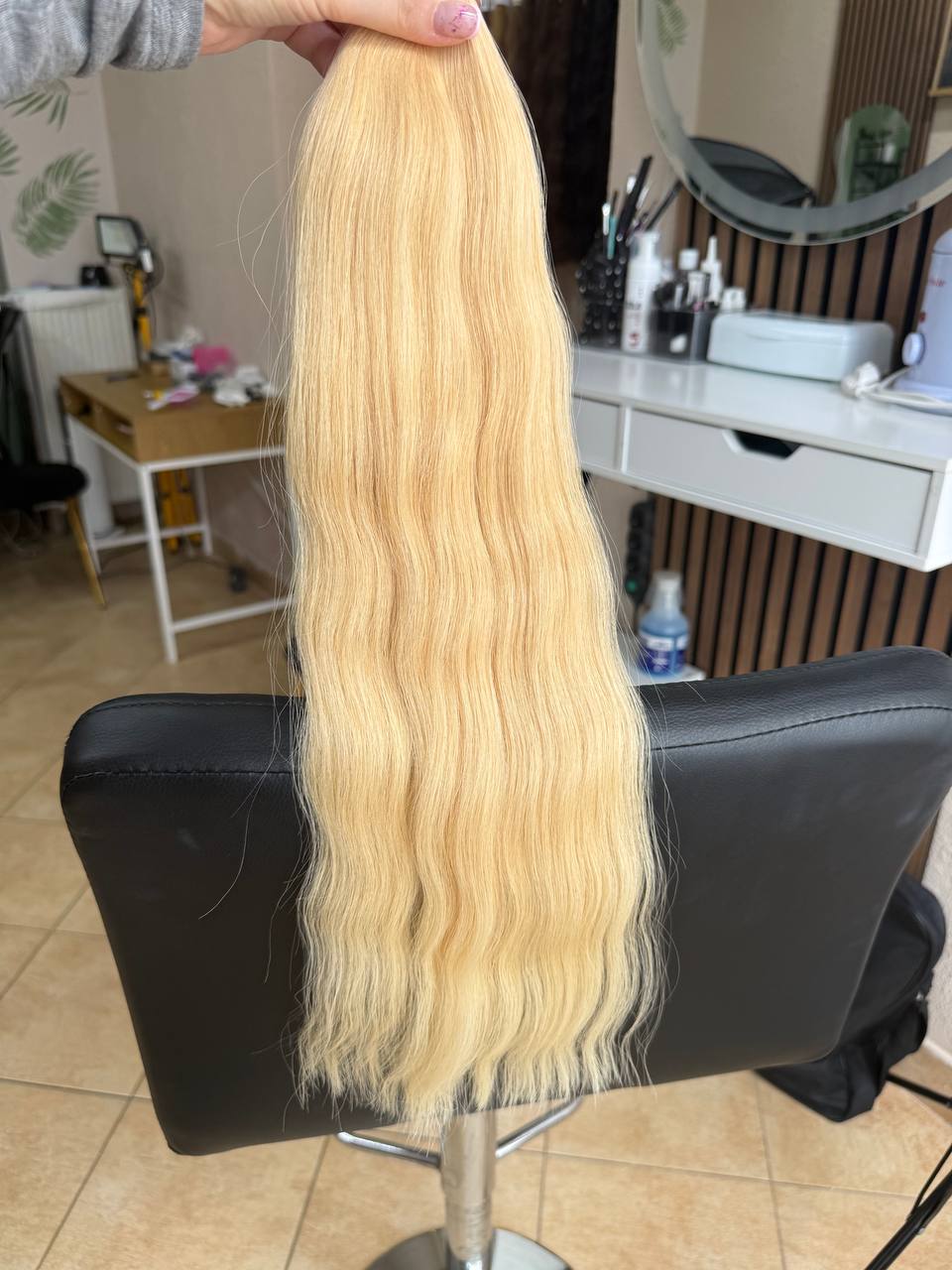 55 cm (22 inch) premium raw Slavic wavy hair extension, cold-bleached Honey Blonde color, single donor