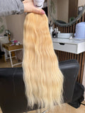 55 cm (22 inch) premium raw Slavic wavy hair extension, cold-bleached Honey Blonde color, single donor