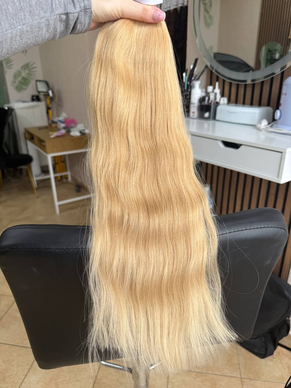 55 cm (22 inch) premium raw Slavic wavy hair extension, cold-bleached Honey Blonde color, single donor