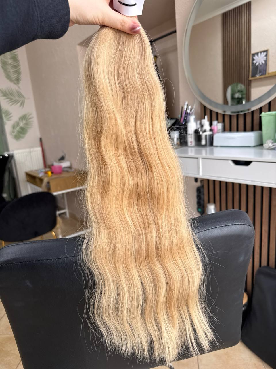 55 cm (22 inch) premium raw Slavic wavy hair extension, cold-bleached Honey Blonde color, single donor