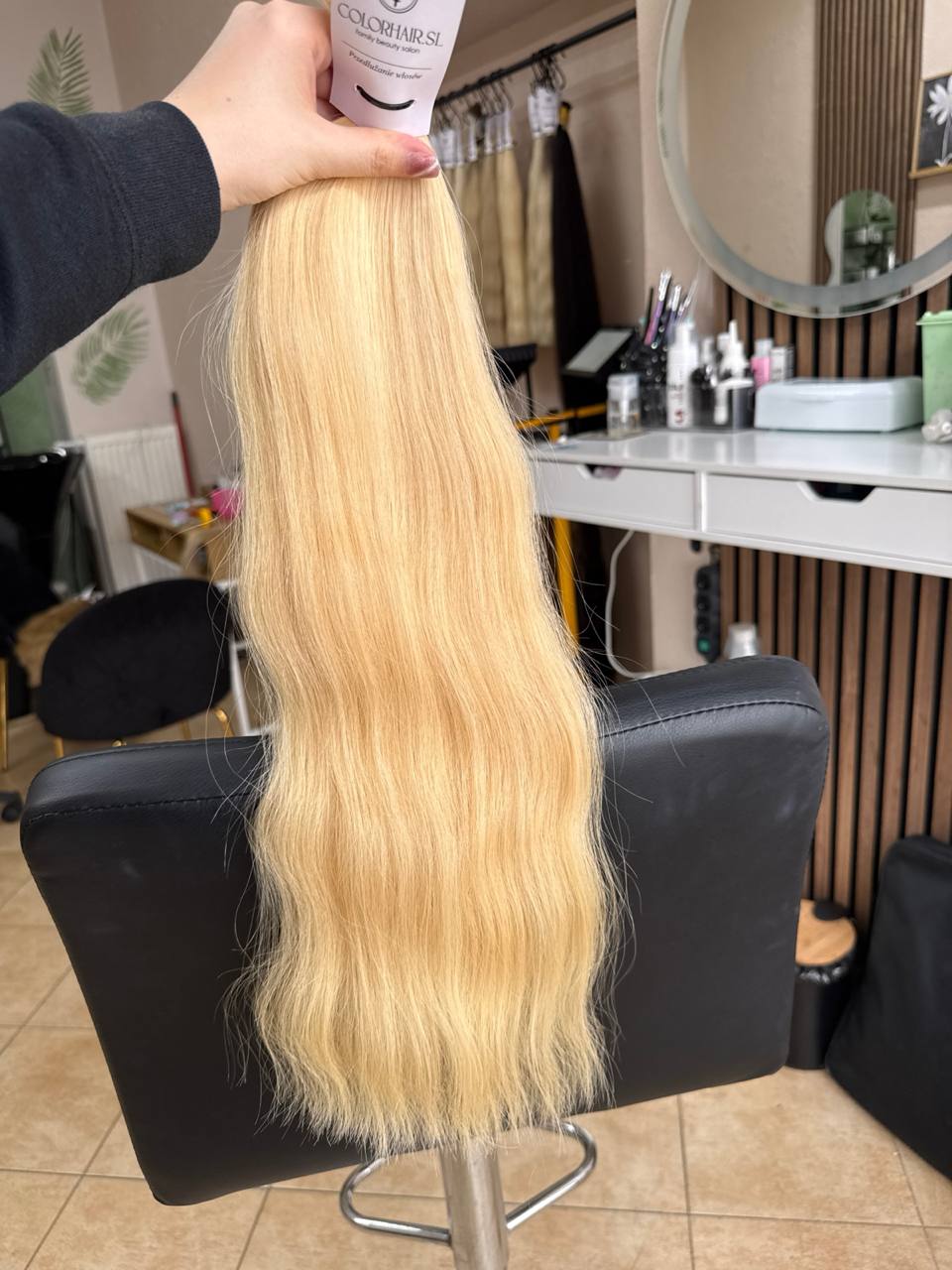 55 cm (22 inch) premium raw Slavic wavy hair extension, cold-bleached Honey Blonde color, single donor