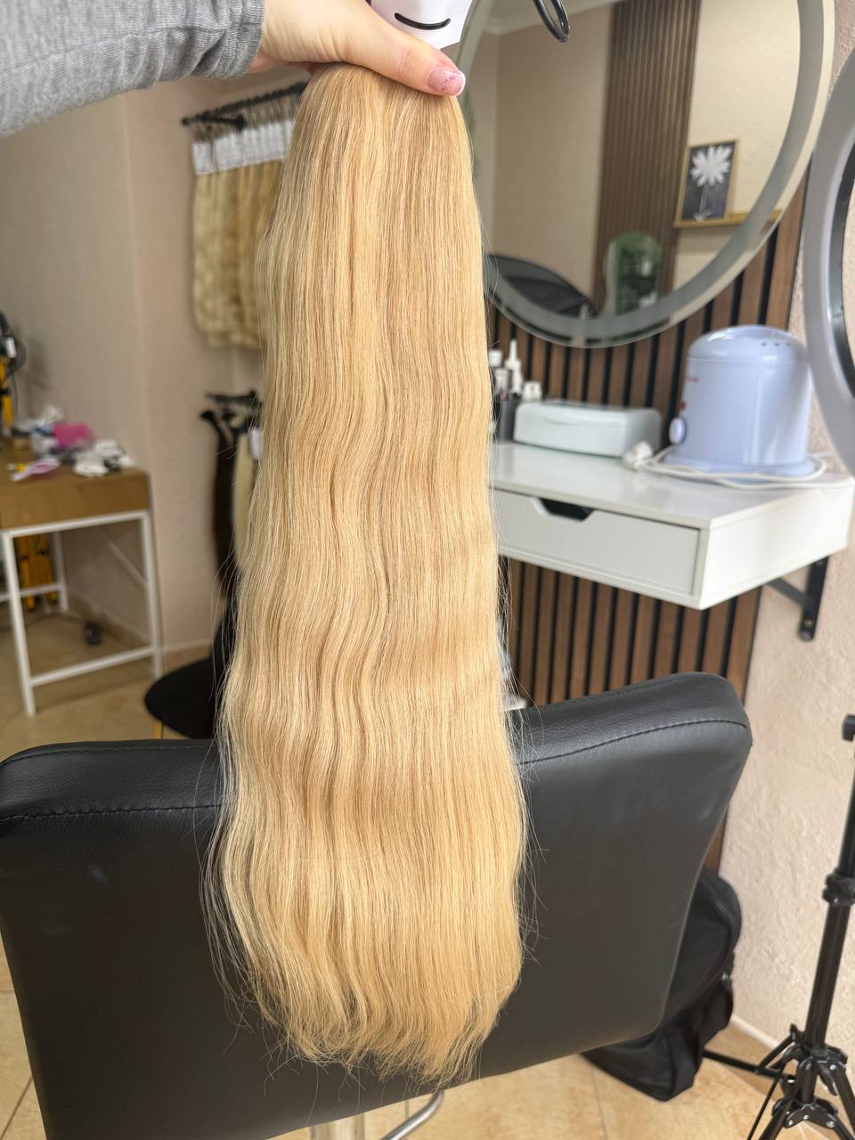 60 cm (24 inch) premium raw Slavic wavy hair extension, cold-bleached Honey Blonde color, single donor